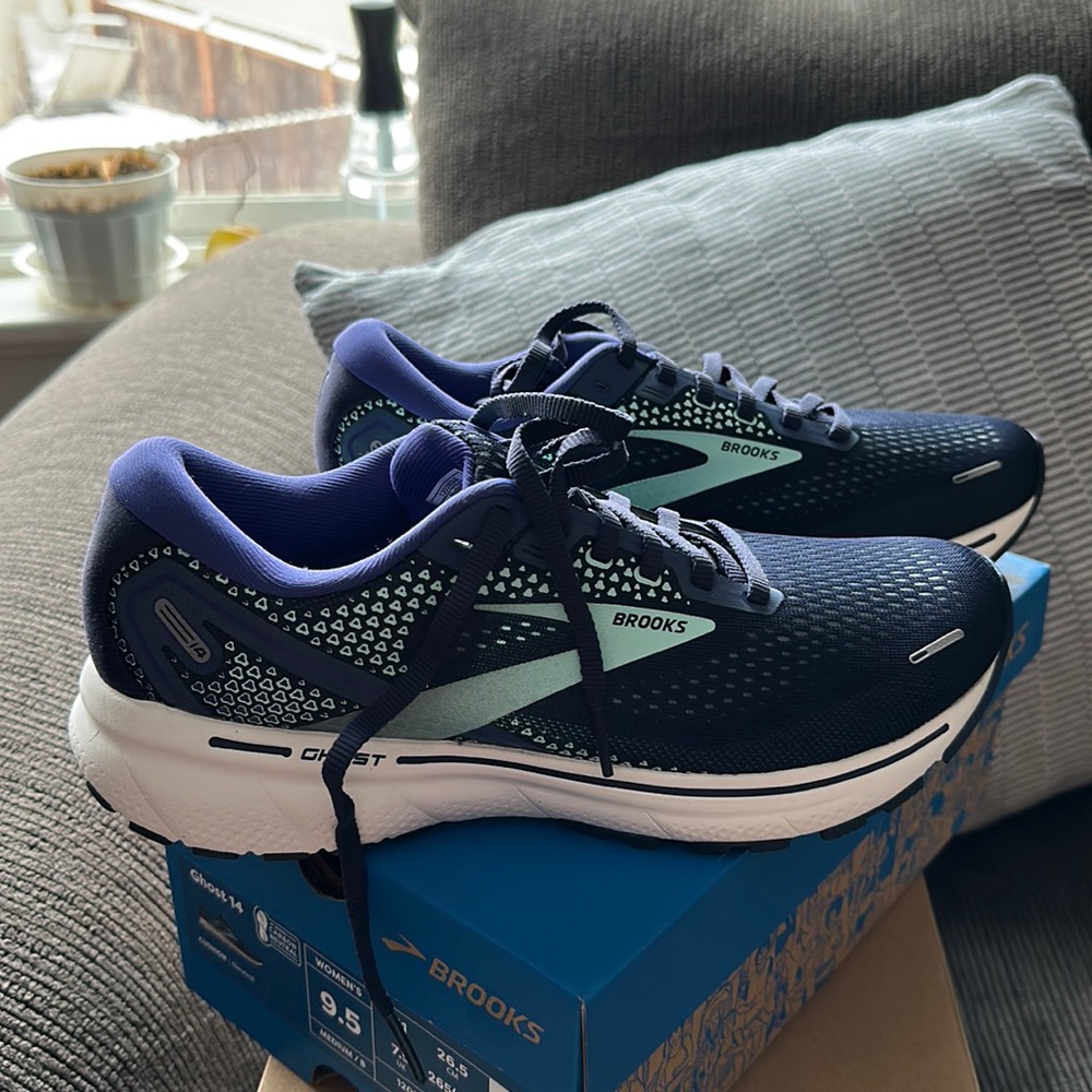 Brooks Ghost 14 tennis shoe